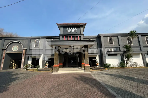 Hotel Dewi RedPartner near Gor Merdeka Jombang