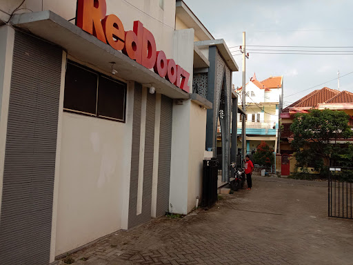 RedDoorz near Plaza Araya