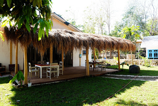 THE VILLAGE INN Rua Beach